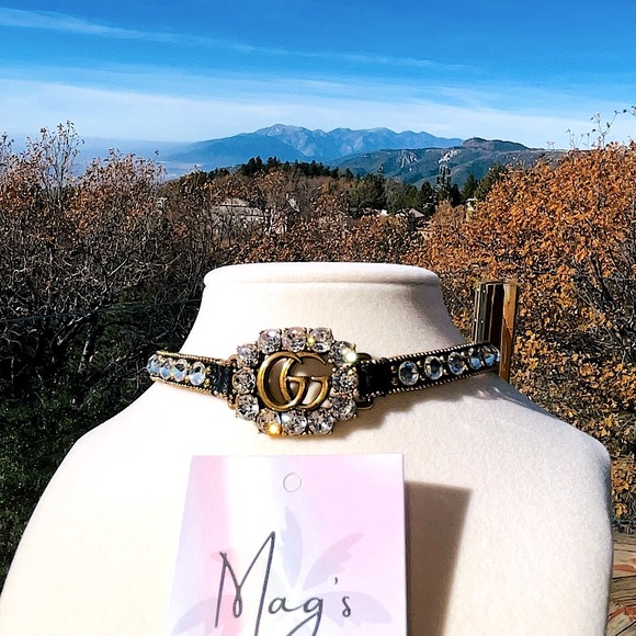 Gucci: Crystals Embellished Double GG Antique Calfskin Choker Necklace - Picture 3 of 15